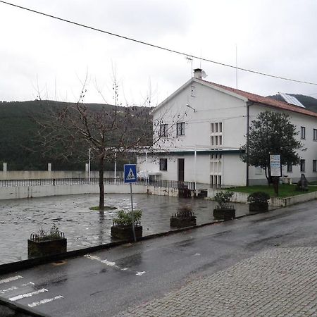 ホテルAlojamento Local De Pardieiros Avô エクステリア 写真
