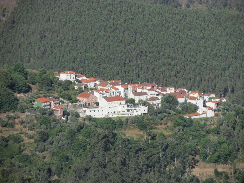 ホテルAlojamento Local De Pardieiros Avô エクステリア 写真